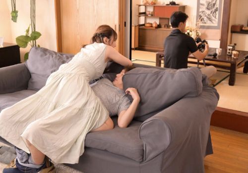 Chị dâu trụy lạc lén lút làm tình với em chồng