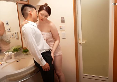 Thanh niên qua bạn chơi không chịu nổi trước sự cuốn hút của bà mẹ
